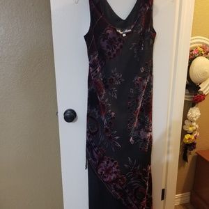 Sleeveless dress with veil front and velvet print